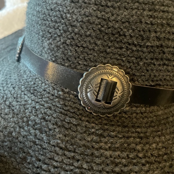 O’NEILL Sunhat decorated with 5 silver-tone conches and black strap. EUC - Picture 3 of 7